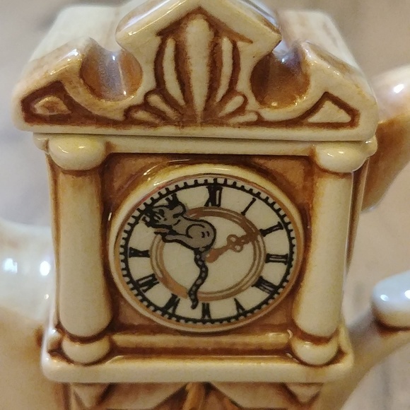 Cardew Design Small Decorative Teapot Grandfather Clock With Cat & Mouse - Picture 4 of 10